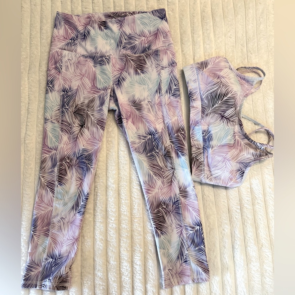GAIAM Matching set! leggings and sport’s bra. 
Size M